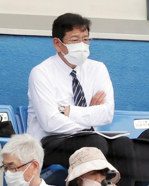 佛教大対上武大　観戦する侍ジャパン栗山監督（撮影・野上伸悟）