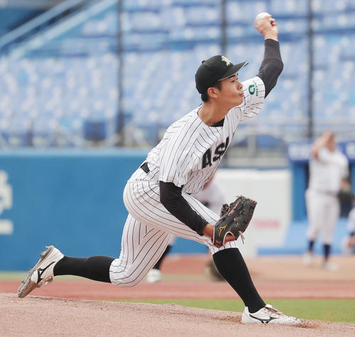 東日本国際大対亜大　力投する亜大先発の松本（撮影・野上伸悟）