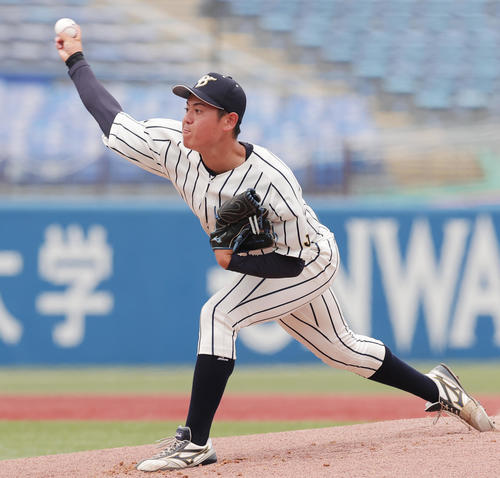 佛教大対上武大　力投する上武大先発の加藤（撮影・野上伸悟）