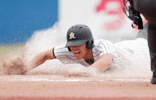 東日本国際大対亜大　7回裏亜大1死二、三塁、藤江の左犠飛で生還する右田（撮影・野上伸悟）