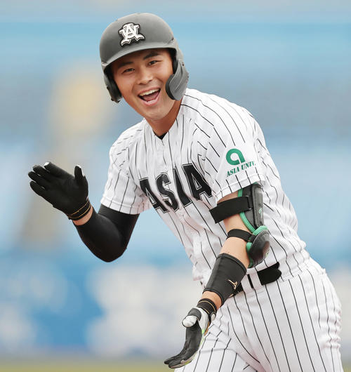 東日本国際大対亜大　7回裏亜大1死二、三塁、左犠飛を放ち喜ぶ藤江（撮影・野上伸悟）