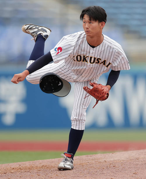 東日本国際大対亜大　力投する東日本国際大・阿字（撮影・野上伸悟）