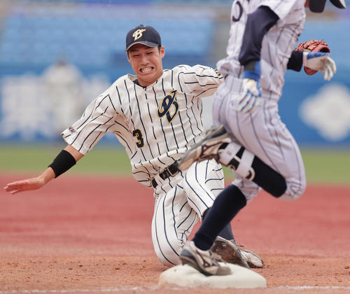 佛教大対上武大　2回表佛教大2死、大星の一塁への打球の処理で、鈴木がベースを踏もうとするも足が早く安打となる（撮影・野上伸悟）