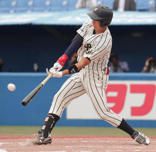 佛教大対上武大　7回裏上武大1死、右越え先制本塁打を放つ島村（撮影・野上伸悟）