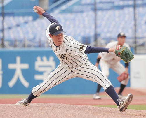 佛教大対上武大　力投する上武大・上村（撮影・野上伸悟）