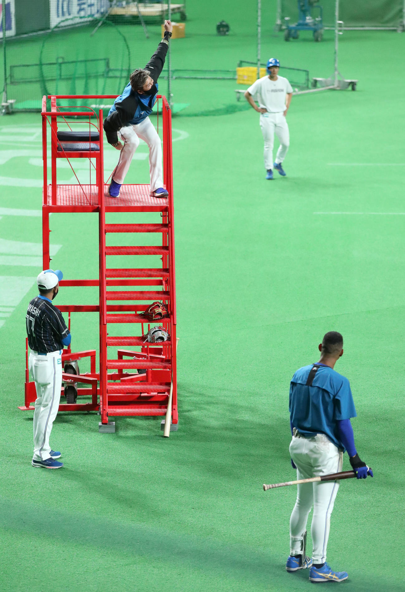 BIGBOSSステージに上がった日本ハム新庄監督は万波（右手前）の打撃フォームを真似る（撮影・佐藤翔太）