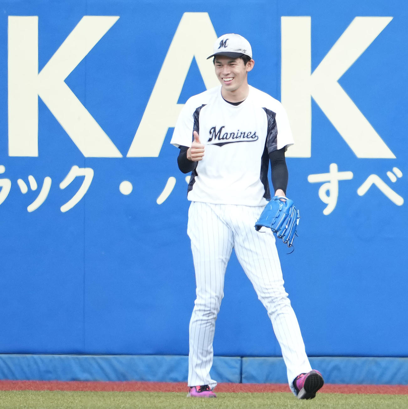 ロッテ対DeNA　試合前練習でサムズアップポーズを取るロッテ佐々木朗希（2022年6月10日）