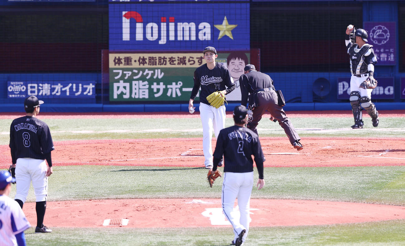 DeNA対ロッテ　2回裏DeNA2死満塁、桑原に対する投球を田村が捕逸し、失点する佐々木朗希（2021年3月23日）