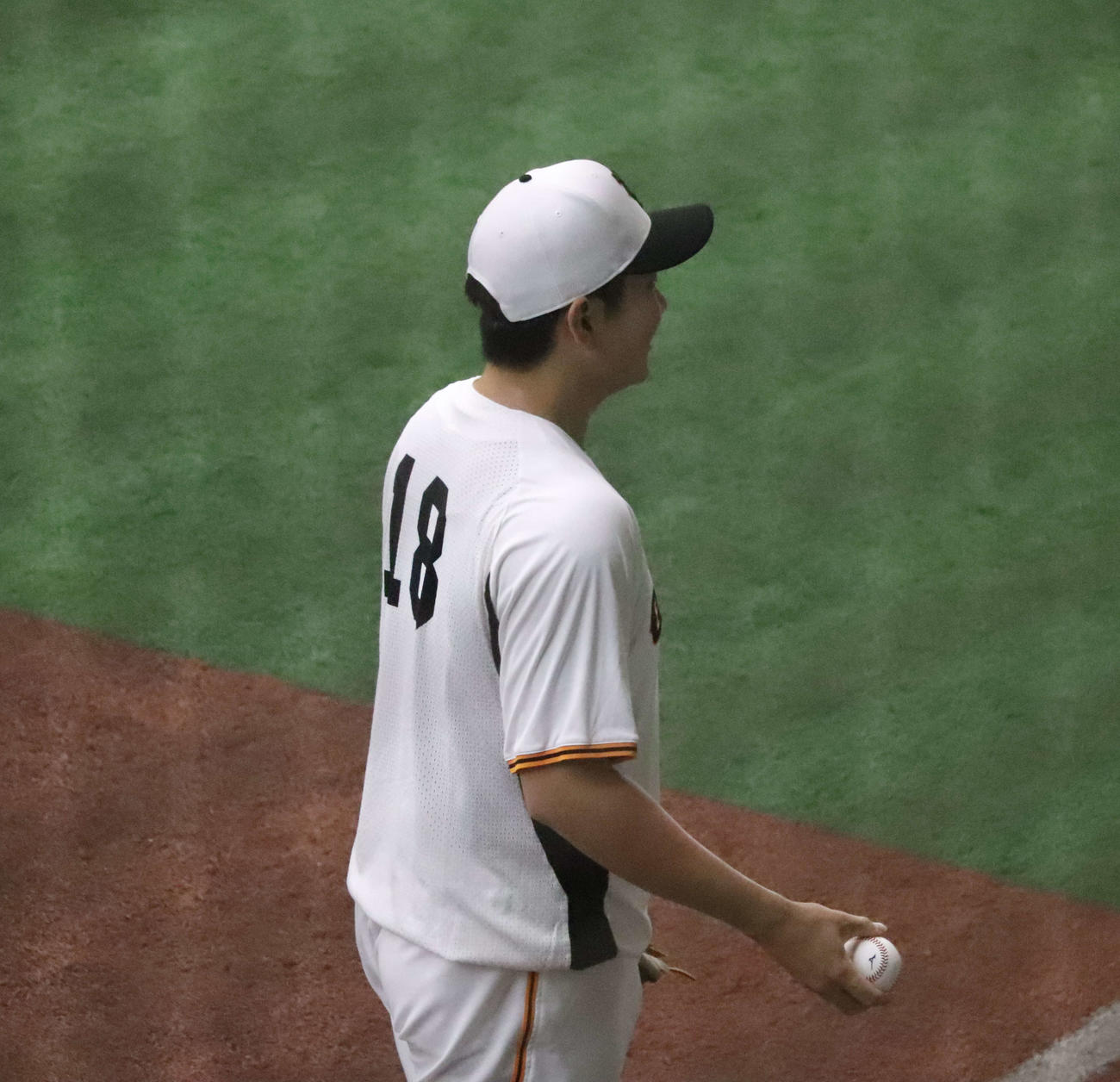 ジャイアンツ球場の室内練習場でキャッチボールを行う巨人菅野（撮影・小早川宗一郎）