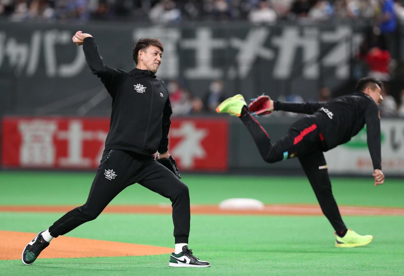 日本ハム対中日　ファーストピッチセレモニーで投球するレバンガ北海道の折茂社長（左）とコンサドーレ札幌の河合CRC（撮影・黒川智章）