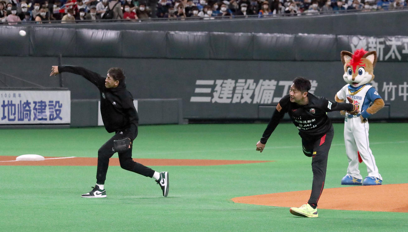 日本ハム対中日　試合前、ファーストピッチセレモニーを務めるレバンガ北海道折茂代表取締役社長（左）と北海道コンサドーレ札幌の河合CRC（撮影・佐藤翔太）