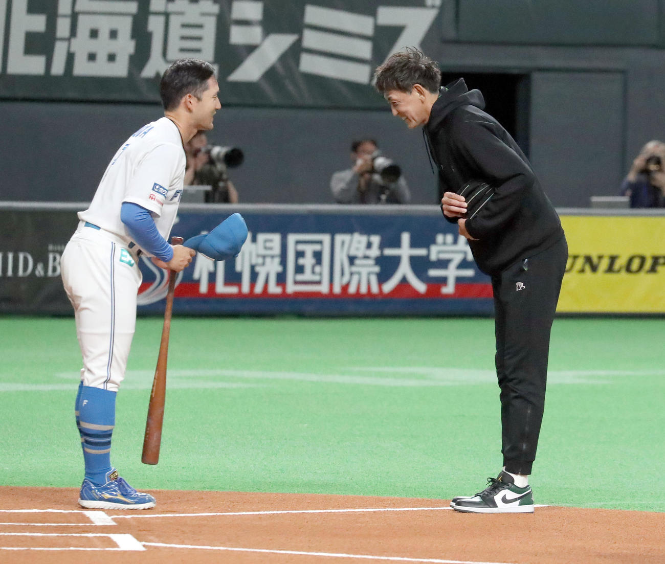 日本ハム対中日　試合前、ファーストピッチセレモニーを務め日本ハム杉谷（左）とレバンガ北海道折茂代表取締役社長はあいさつをする（撮影・佐藤翔太）