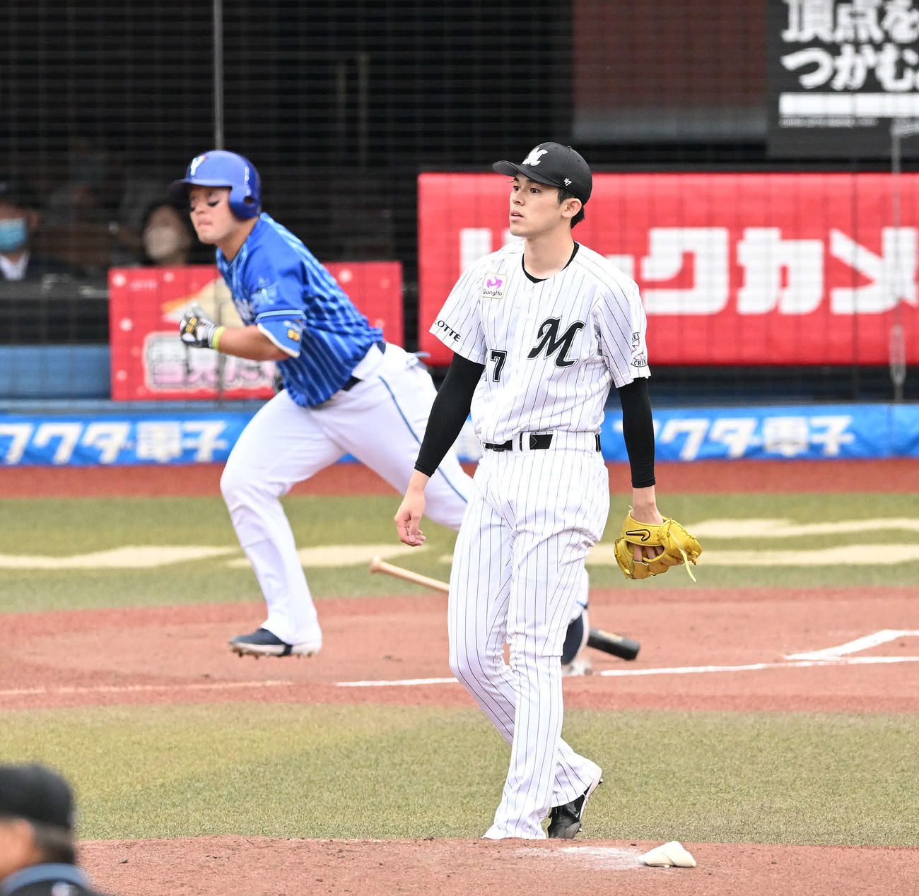 ロッテ対DeNA 2回表DeNA無死、牧（奥）にソロ本塁打を浴びる佐々木朗（撮影・滝沢徹郎）