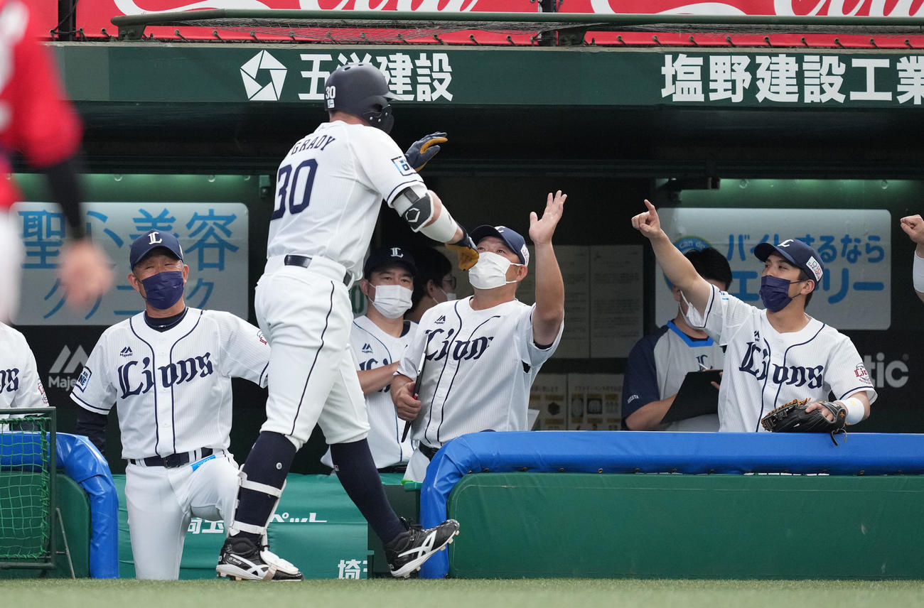 西武対広島　1回裏西武2死、先制のソロ本塁打を放ち、辻監督（左端）らナインに迎えられるオグレディ（左から2人目）（撮影・菅敏）