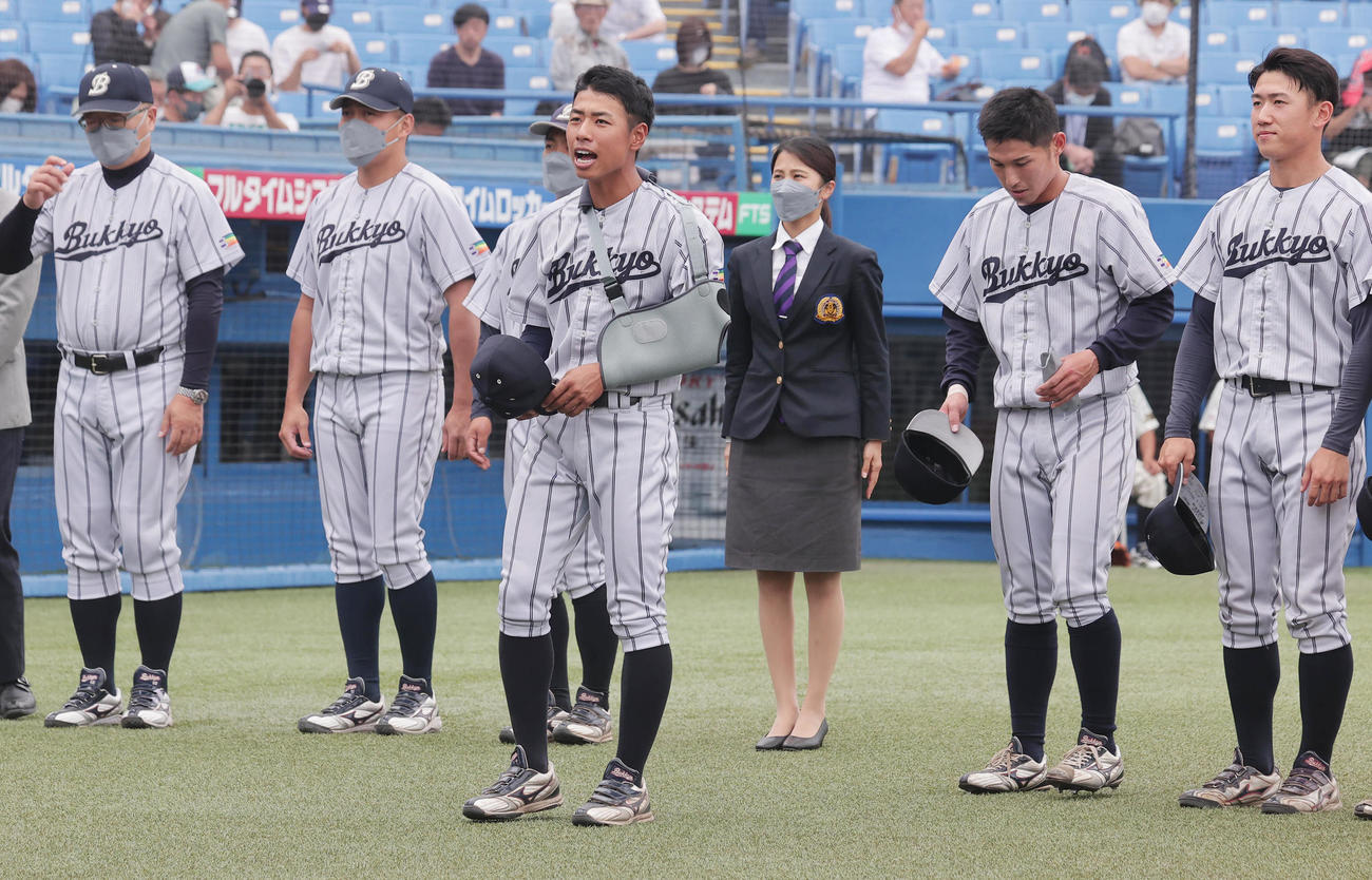 佛教大対上武大　準々決勝で左肩を負傷した佛教大・田中主将（手前）は、試合前に客席にあいさつ（撮影・野上伸悟）