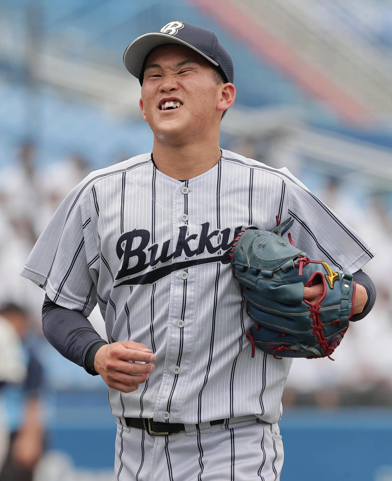 佛教大対上武大　1回裏を無失点で終え、安堵（あんど）の表情でベンチに戻る佛教大先発の山本（撮影・野上伸悟）