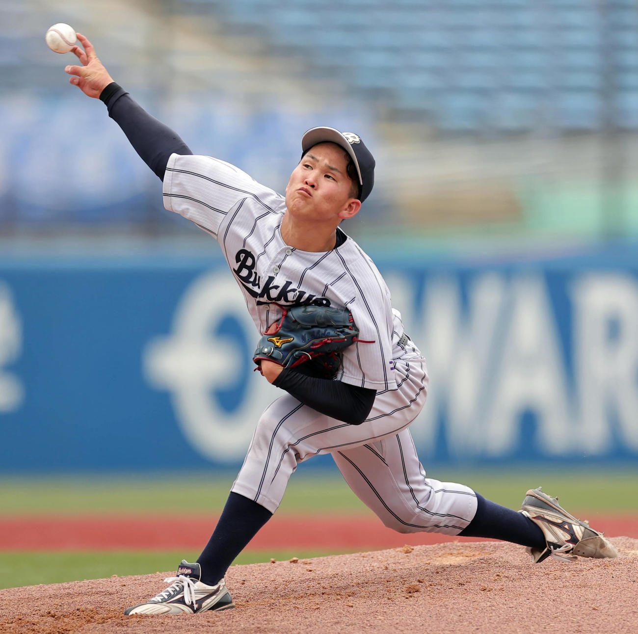 佛教大対上武大　力投する佛教大先発の山本（撮影・野上伸悟）