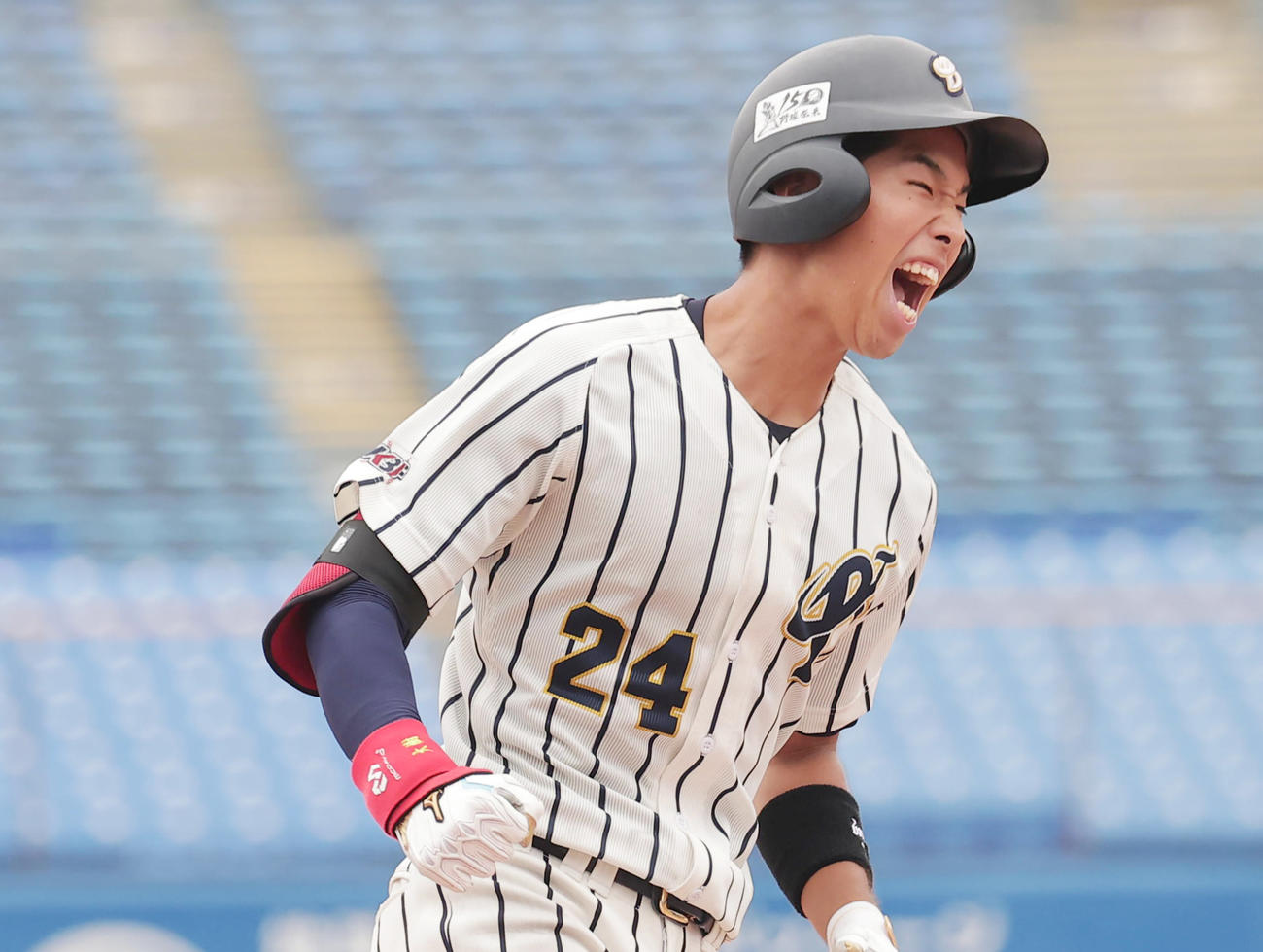 佛教大対上武大　7回裏上武大1死、右越え先制本塁打を放ち喜ぶ島村（撮影・野上伸悟）
