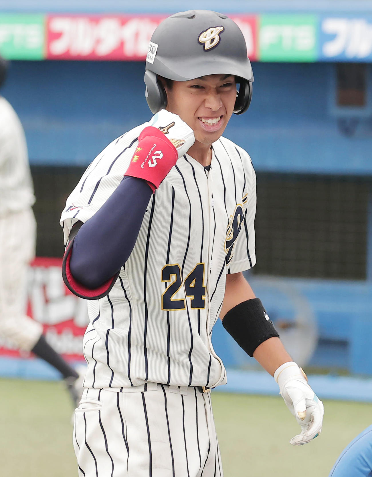 佛教大対上武大　7回裏上武大1死、右越え先制本塁打を放ち喜ぶ島村（撮影・野上伸悟）