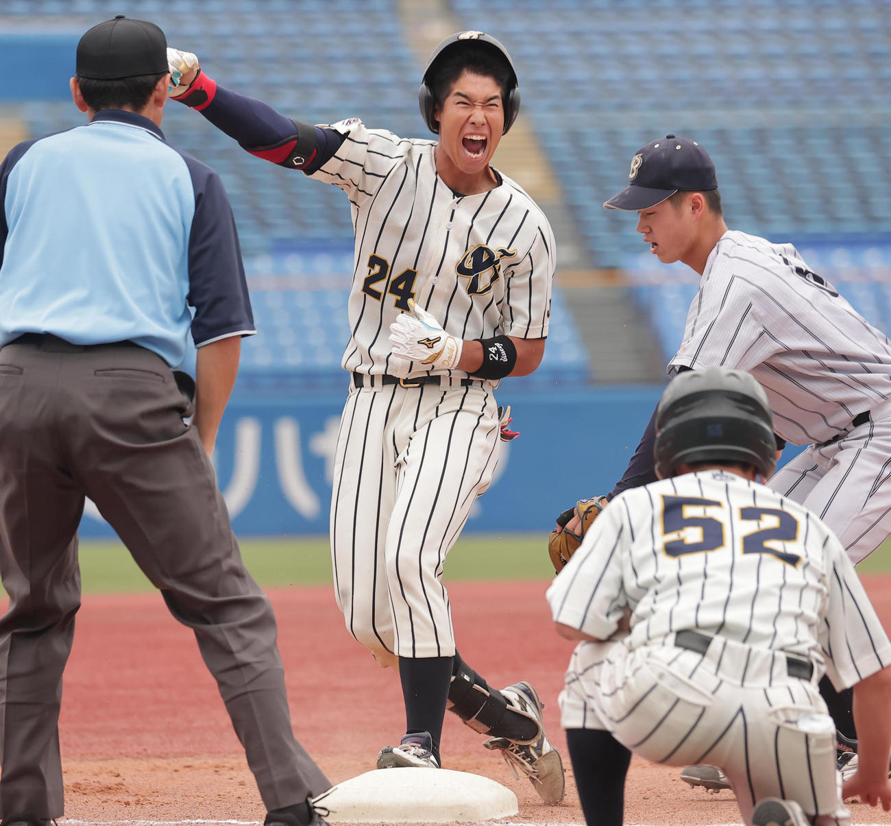 佛教大対上武大　8回裏上武大2死満塁、中越え走者一掃適時三塁打を放ち喜ぶ島村（撮影・野上伸悟）