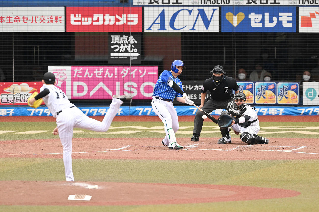 ロッテ対DeNA 3回表DeNA2死、佐野は右前打を放つ。投手佐々木朗（撮影・滝沢徹郎）