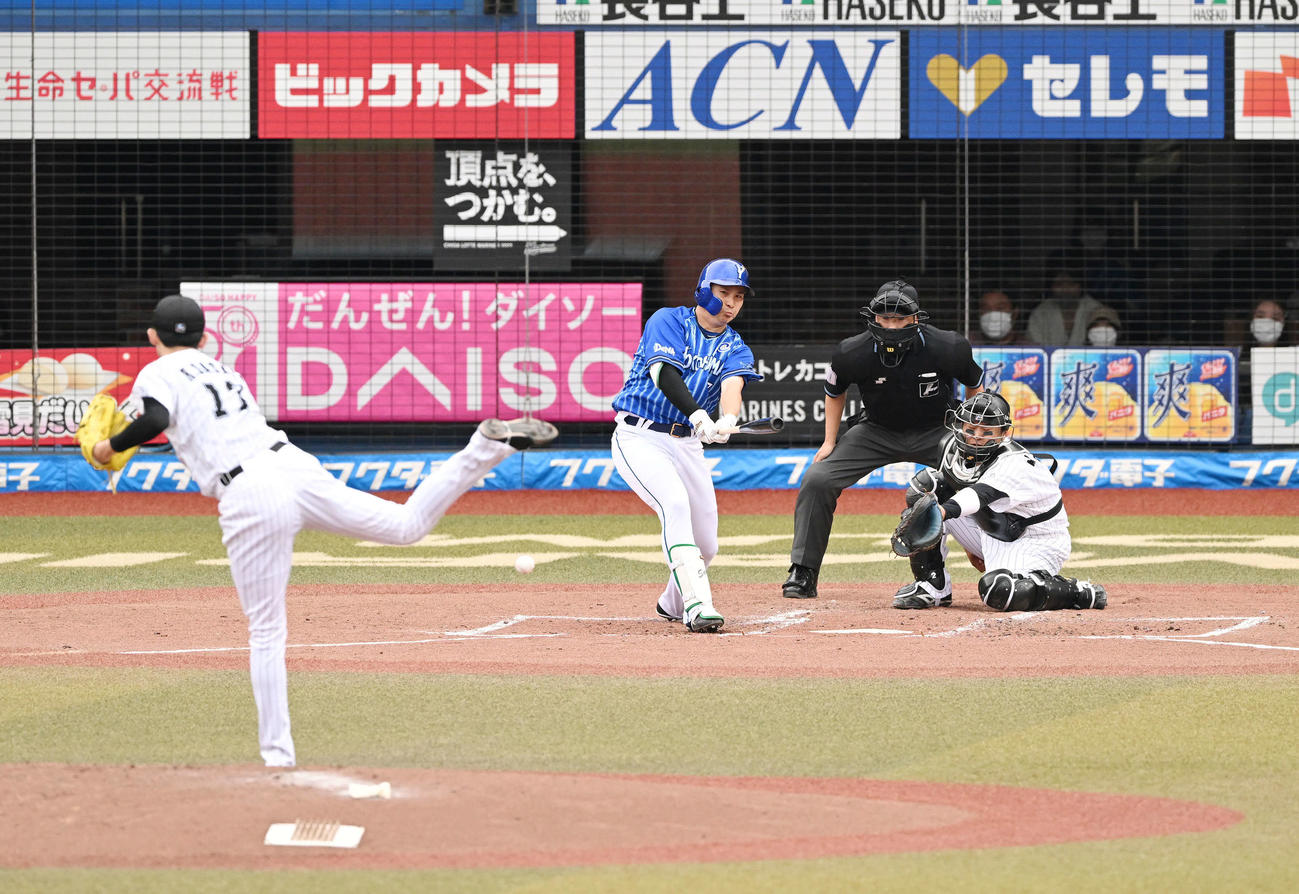 ロッテ対DeNA 3回表DeNA2死、佐野は右前打を放つ。投手佐々木朗（撮影・滝沢徹郎）