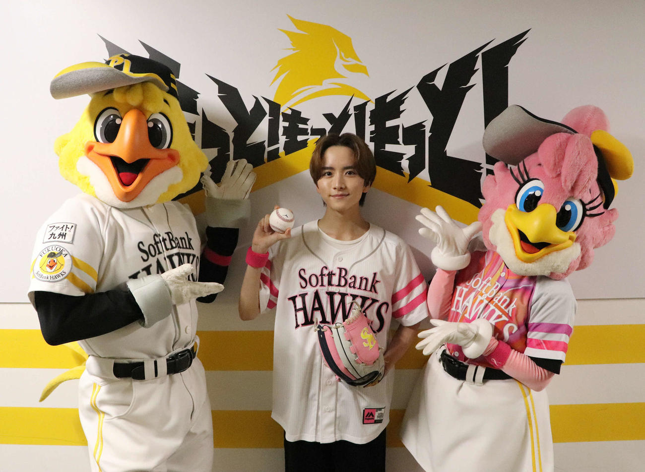ソフトバンク対ヤクルト　タカガールデーで始球式を務めた板垣李光人(C)SoftBank HAWKS（球団提供）