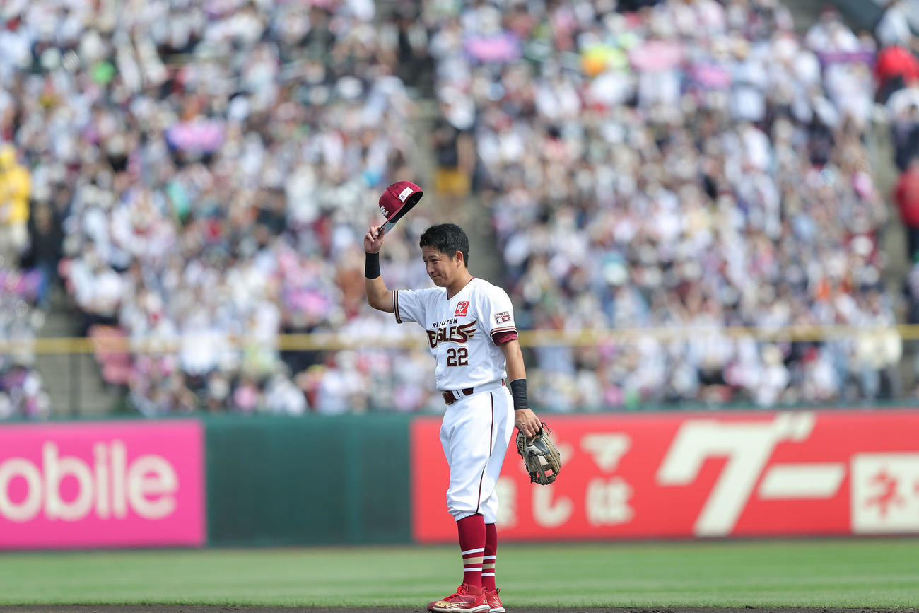 楽天対巨人　3回表、2回裏に先制3点本塁打を放った川島は観客の拍手に応える（撮影・河田真司）
