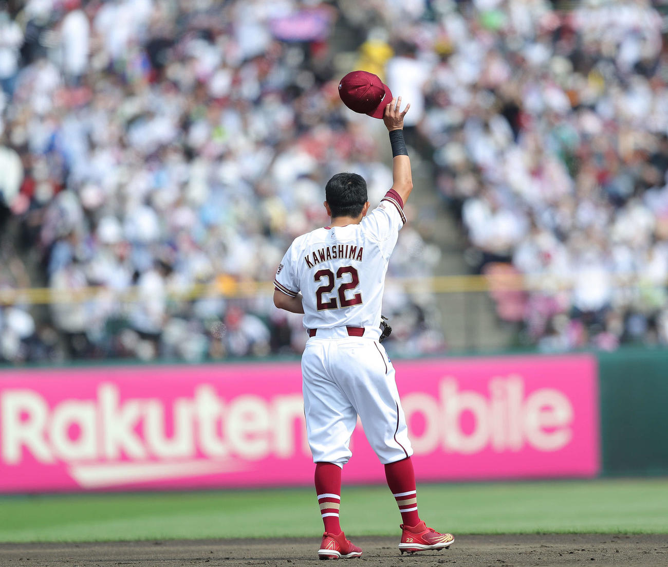 楽天対巨人　3回表、2回裏に先制3点本塁打を放った川島は観客の拍手に応える（撮影・河田真司）