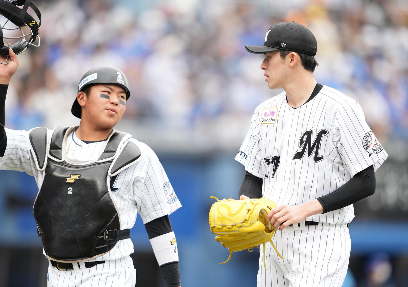ロッテ対DeNA 3回表を投げ終え、松川（左）と話しながらベンチへ戻るロッテ佐々木朗（撮影・鈴木みどり）