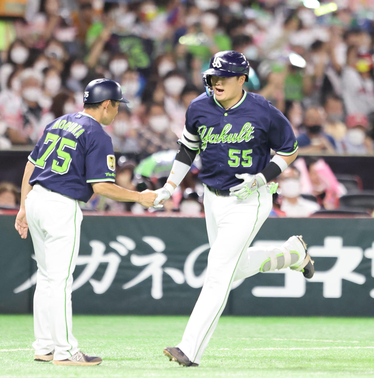 ソフトバンク対ヤクルト　5回表ヤクルト無死一塁、村上宗隆は左越えに2点本塁打を放つ（撮影・梅根麻紀）