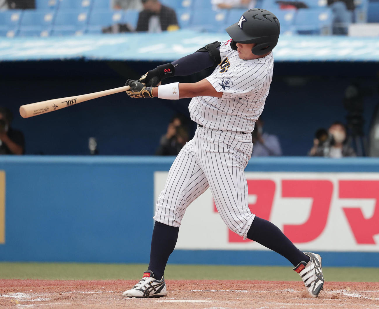 東日本国際大対亜大　2回表東日本国際大無死、右越えに大会新記録となる4戦連続本塁打を放つ上崎（撮影・野上伸悟）