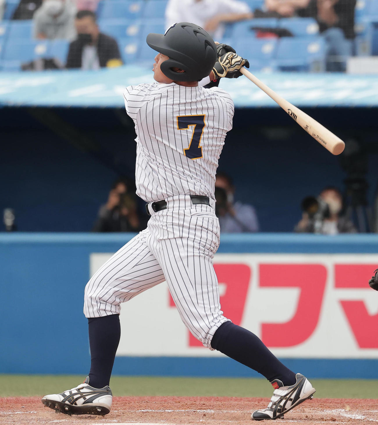東日本国際大対亜大　2回表東日本国際大無死、右越えに大会新記録となる4戦連続本塁打を放つ上崎（撮影・野上伸悟）
