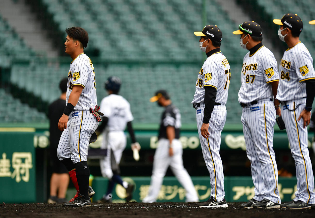 試合後、チームを代表して阪神前川（左）がファンにあいさつする、左から2人目は平田勝男2軍監督（撮影・清水貴仁）