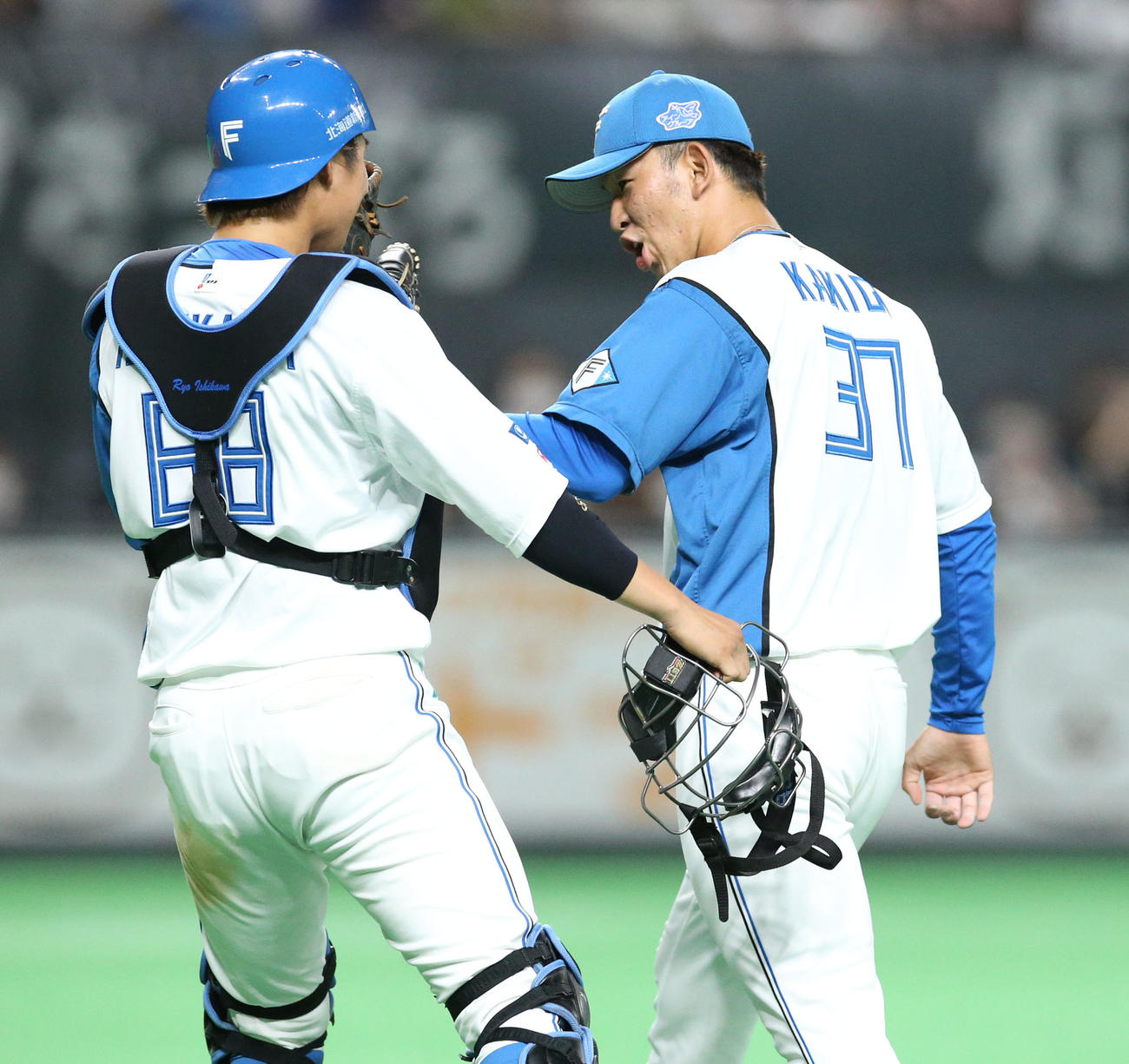 日本ハム対中日　7回表中日2死、高橋周を二ゴロに仕留め石川亮（左）とタッチを交わす柿木（撮影・佐藤翔太）