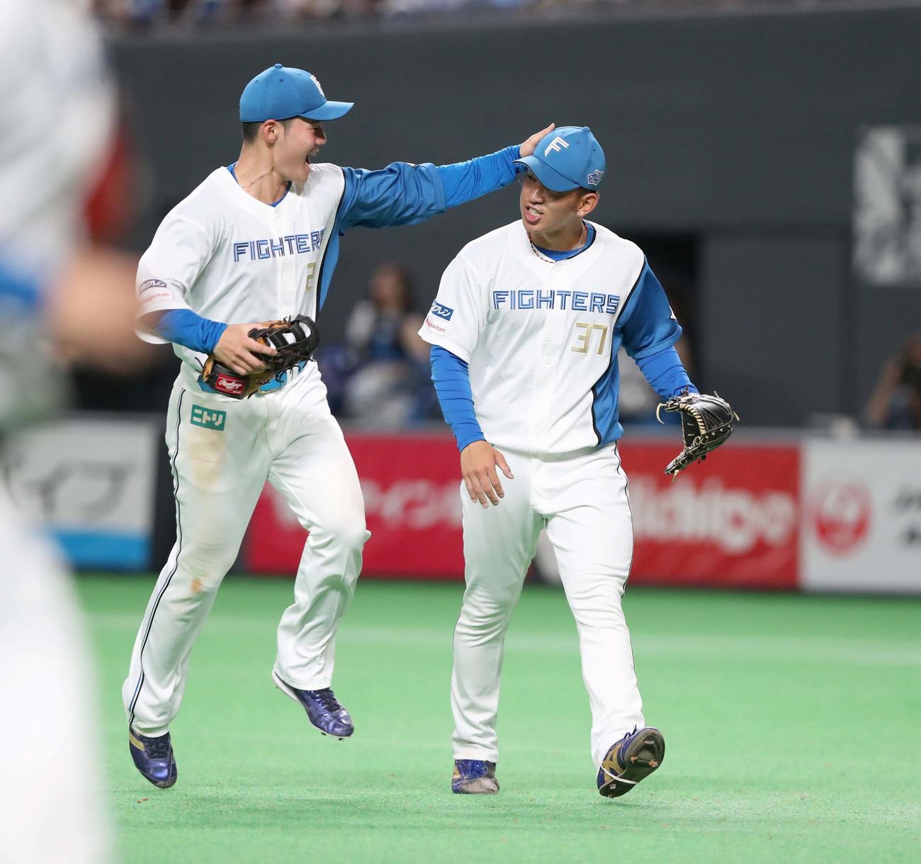 日本ハム対中日　7回にプロ初登板した柿木は無失点に抑え清宮に頭をたたかれる（撮影・黒川智章）