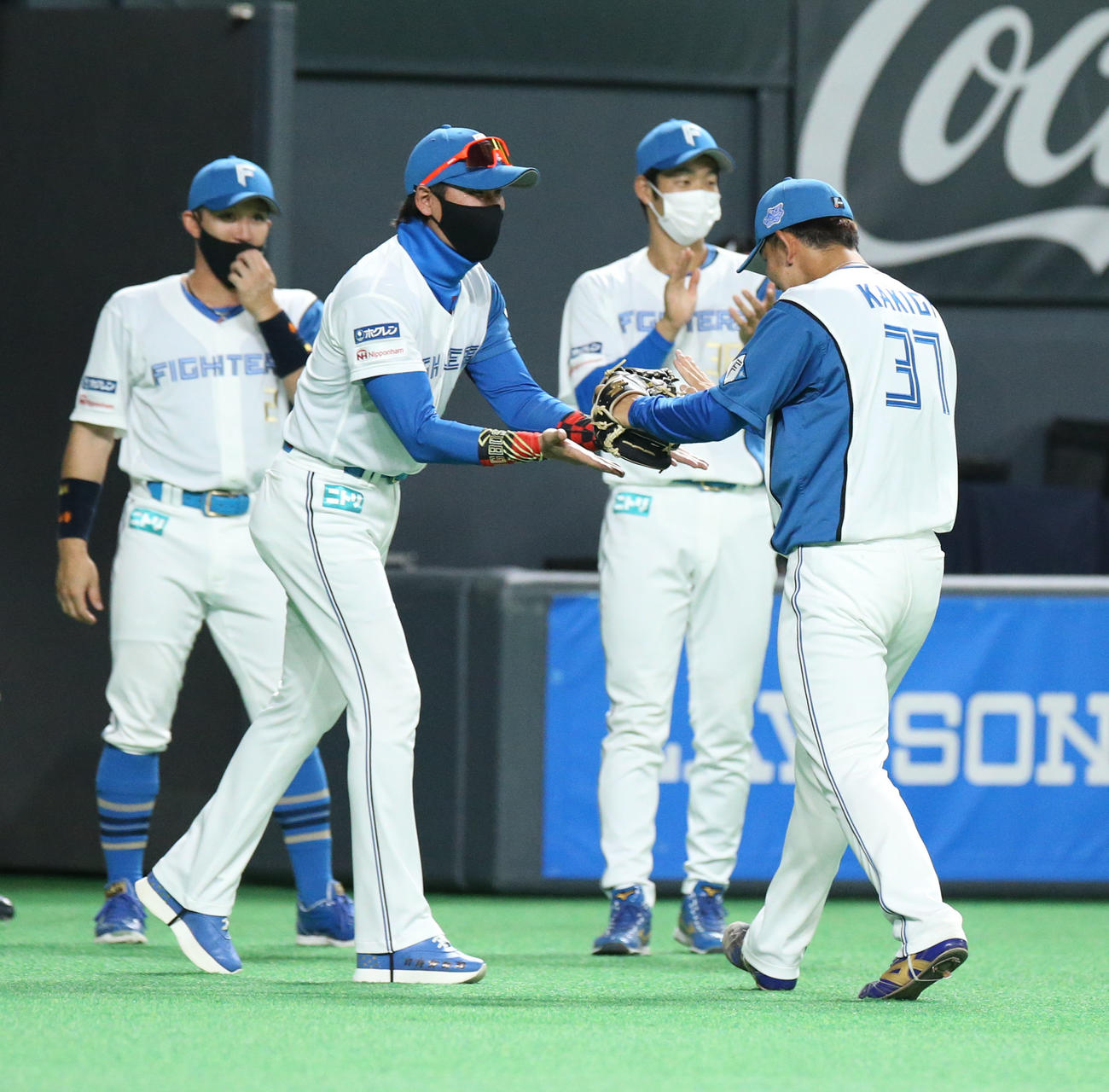 日本ハム対中日　ベンチ前で日本ハム新庄監督（左）は柿木蓮を出迎える（撮影・佐藤翔太）