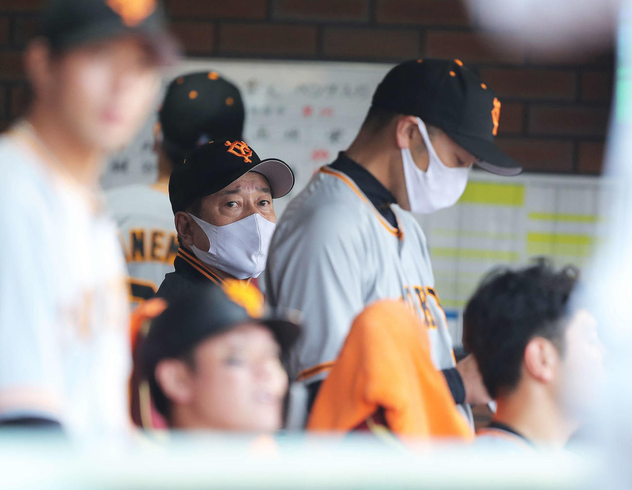 楽天対巨人　8回表を終え、ベンチで険しい表情の原監督（撮影・河田真司）
