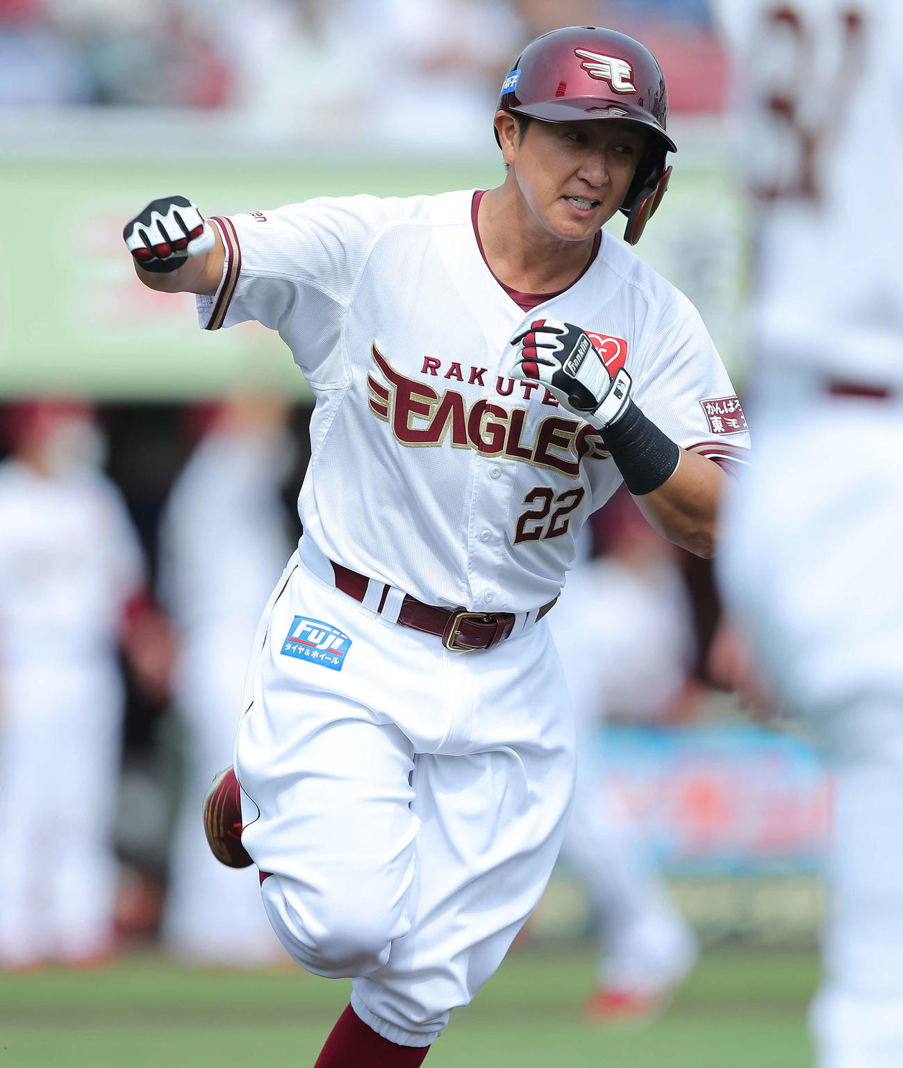 楽天対巨人　　2回裏楽天2死二、三塁、左越え先制3点本塁打を放ちガッツポーズする川島（撮影・河田真司）