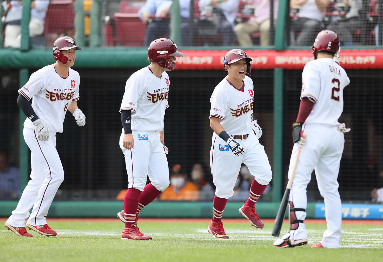 楽天対巨人　2回裏楽天2死二、三塁、左越え3点本塁打を放ち笑顔を見せる川島（中央右）（撮影・足立雅史）
