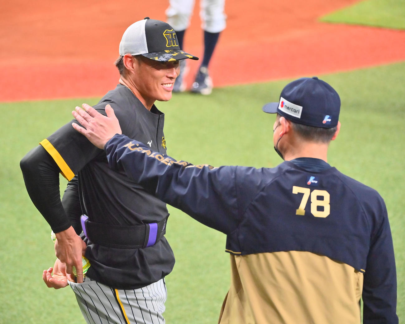 オリックス対阪神　試合前、オリックス中嶋監督（右）と話す阪神糸井（撮影・和賀正仁）