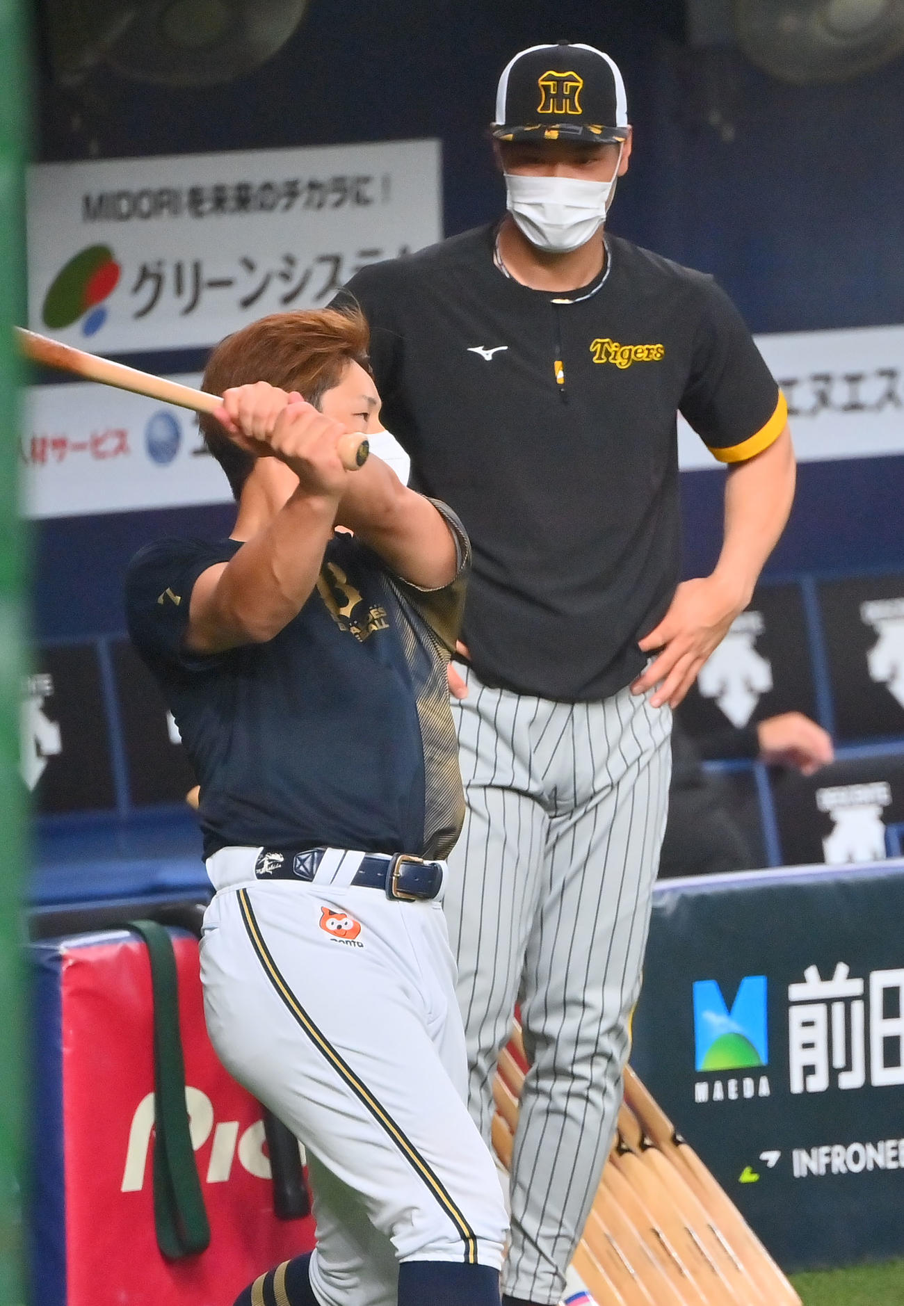 オリックス対阪神　試合前、オリックス吉田正（手前）の指導を受ける阪神佐藤輝（撮影・和賀正仁）