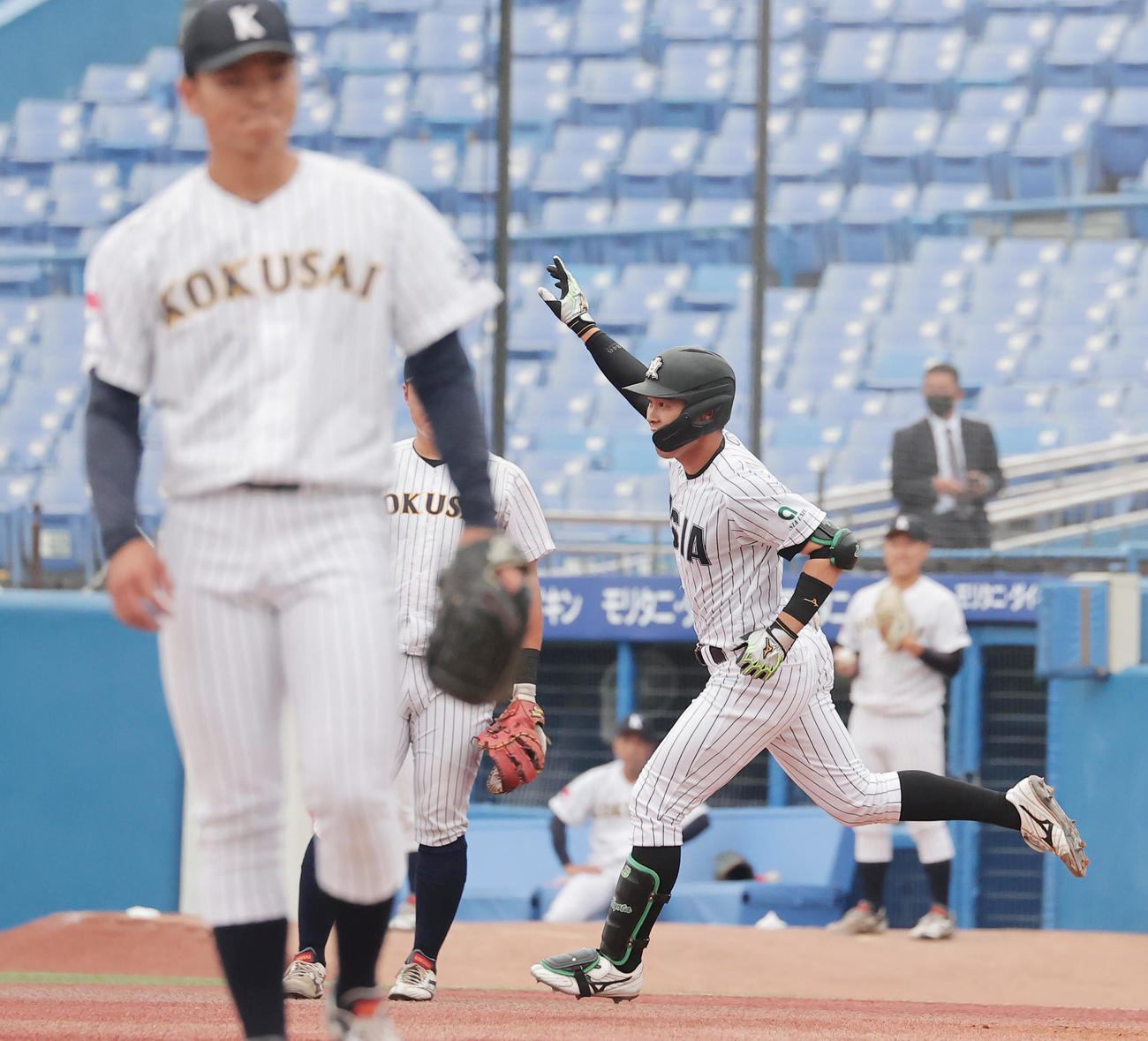東日本国際大対亜大　1回裏亜大2死、水町（手前）から左越え先制本塁打を放ち喜ぶ藤江（撮影・野上伸悟）