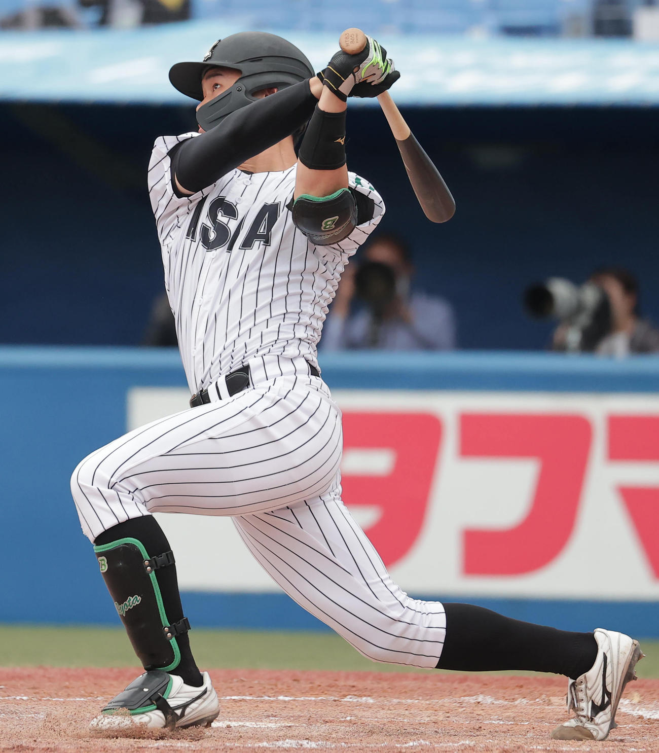 東日本国際大対亜大　1回裏亜大2死、左越え先制本塁打を放つ藤江（撮影・野上伸悟）