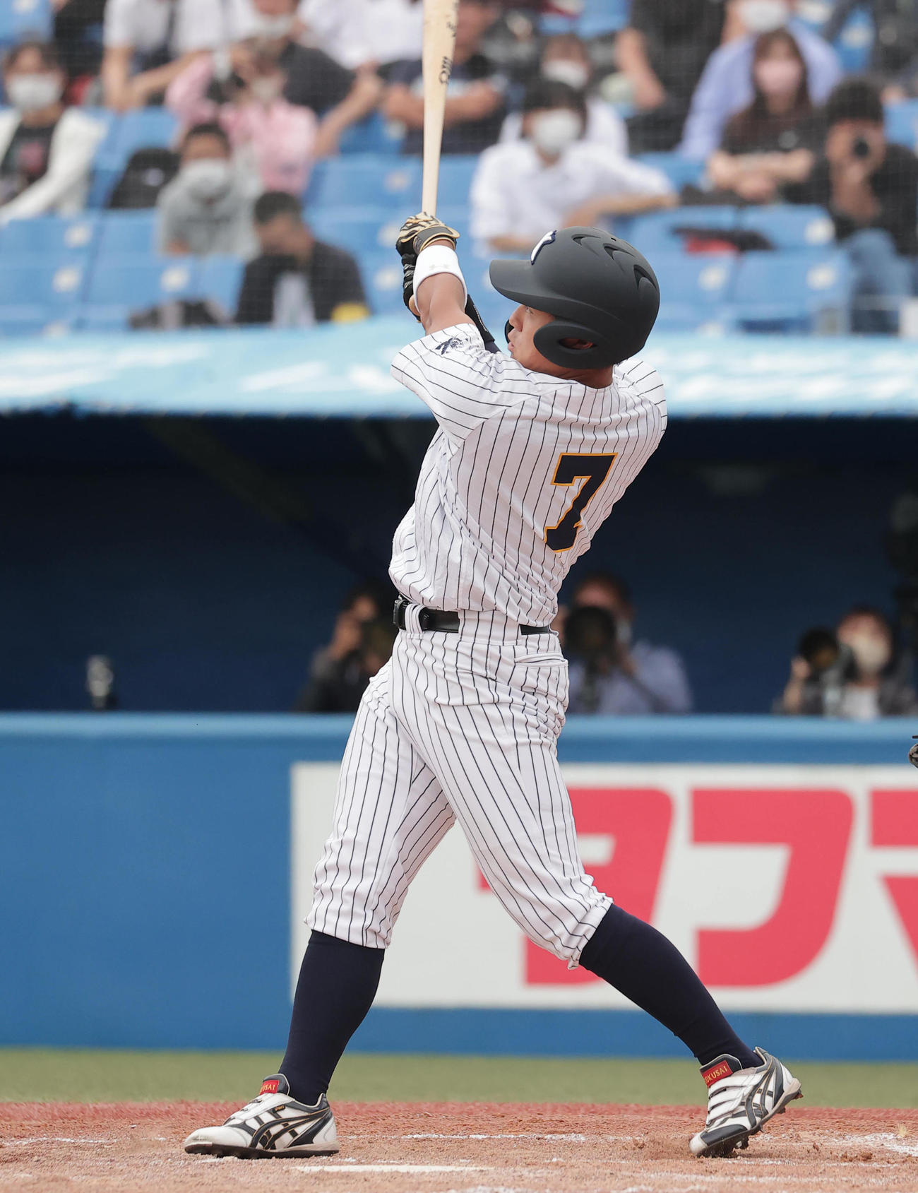 東日本国際大対亜大　2回表東日本国際大無死、右越えに大会新記録となる4戦連続本塁打を放つ上崎（撮影・野上伸悟）