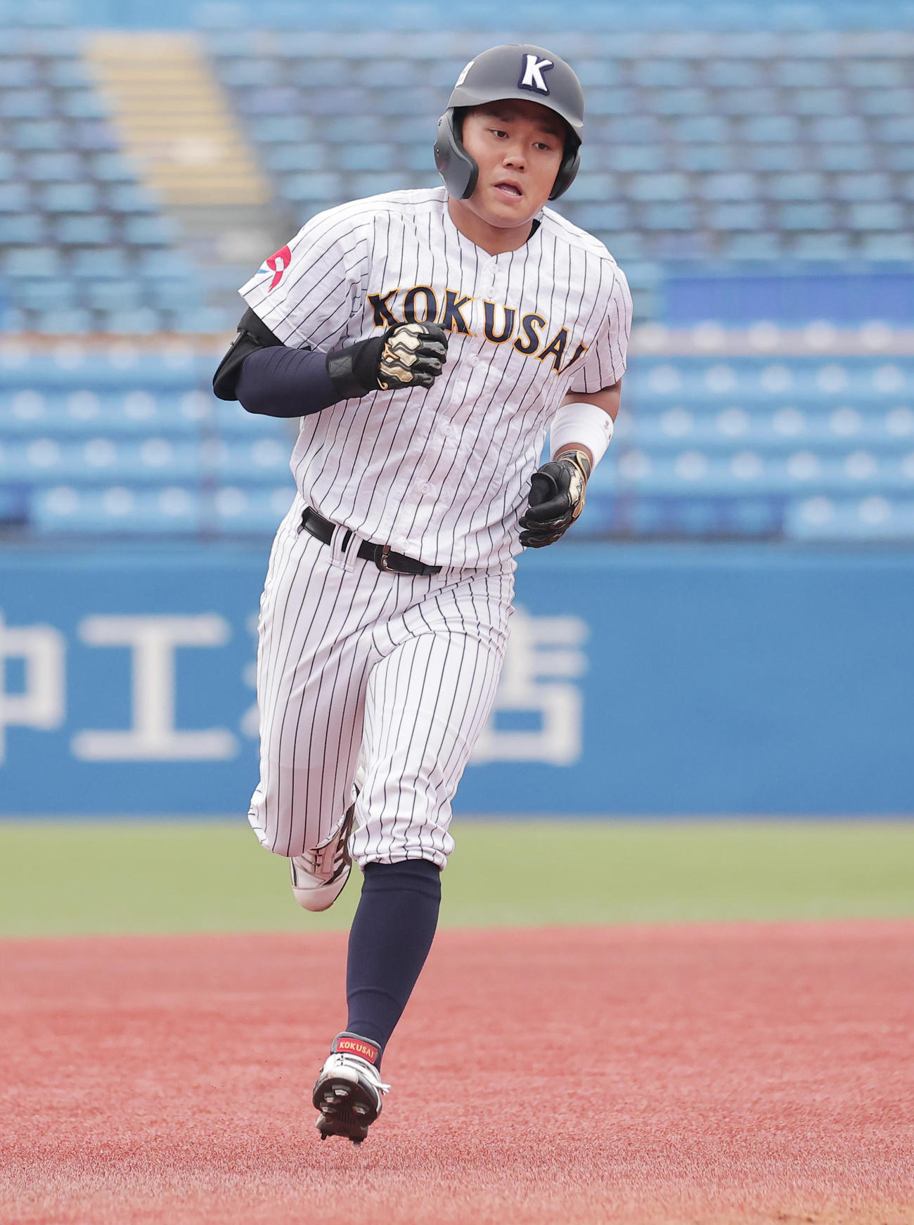 東日本国際大対亜大　2回表東日本国際大無死、右越えに大会新記録となる4戦連続本塁打を放ち三塁に向かう上崎（撮影・野上伸悟）