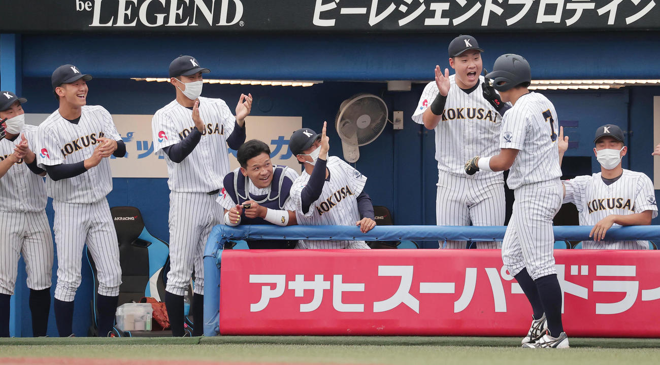 東日本国際大対亜大　2回表東日本国際大無死、右越えに大会新記録となる4戦連続本塁打を放ちベンチに迎えられる上崎（撮影・野上伸悟）