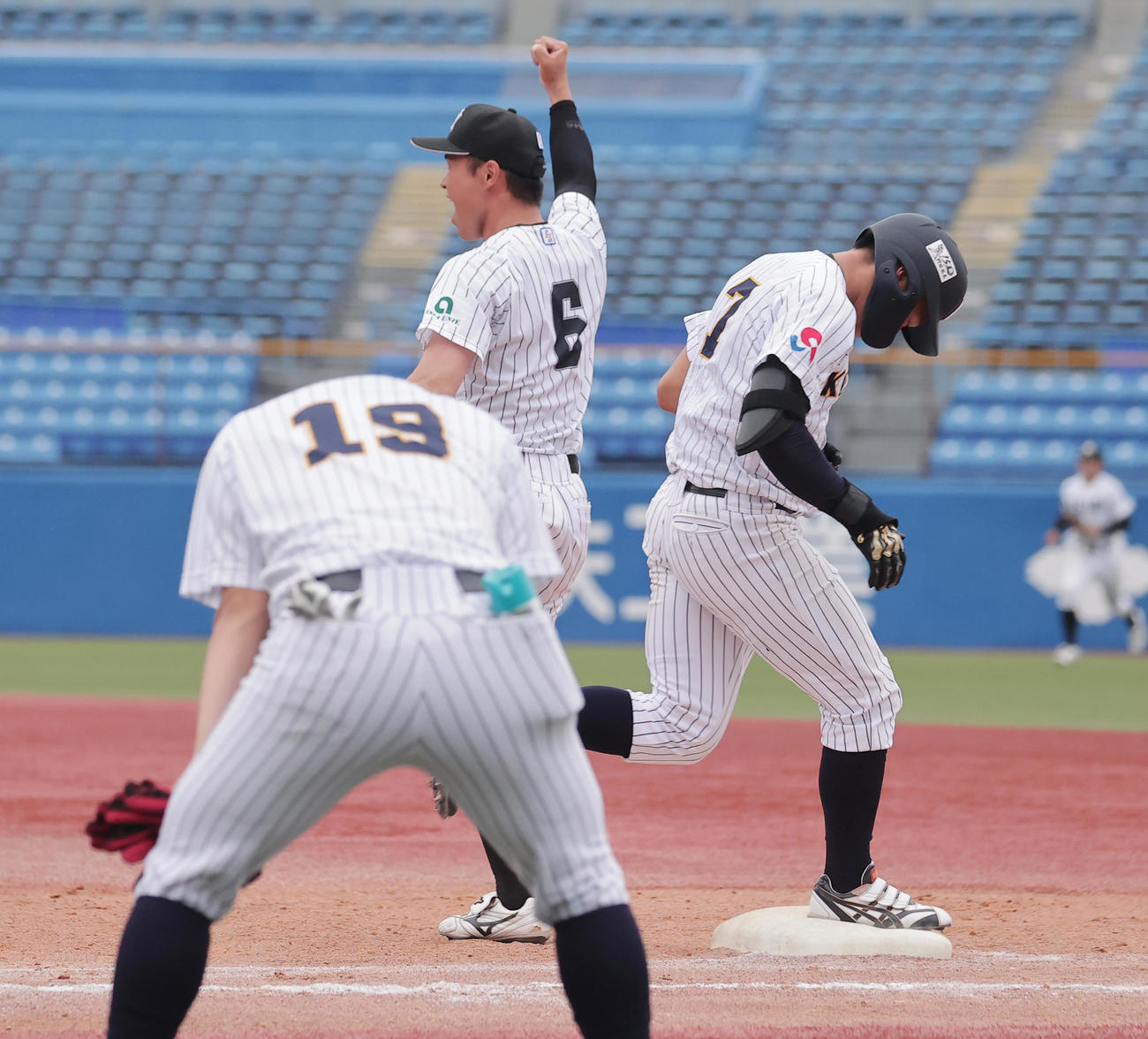 東日本国際大対亜大　9回表東日本国際大2死二塁、ニゴロで最後の打者となる上崎。奥は喜ぶ亜大・藤江（撮影・野上伸悟）