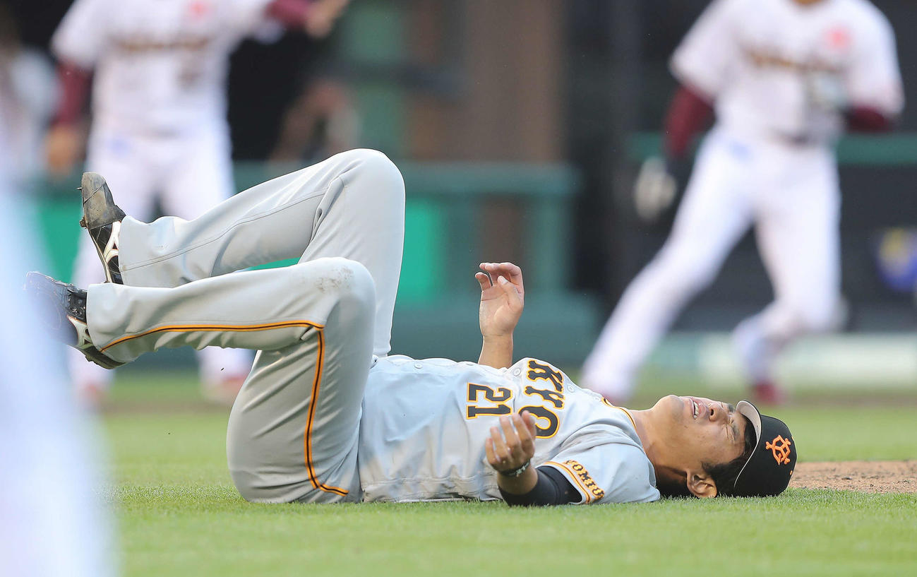 楽天対巨人　8回裏楽天1死満塁、浅村の投前打が当たり、険しい表情で倒れる井納（撮影・河田真司）