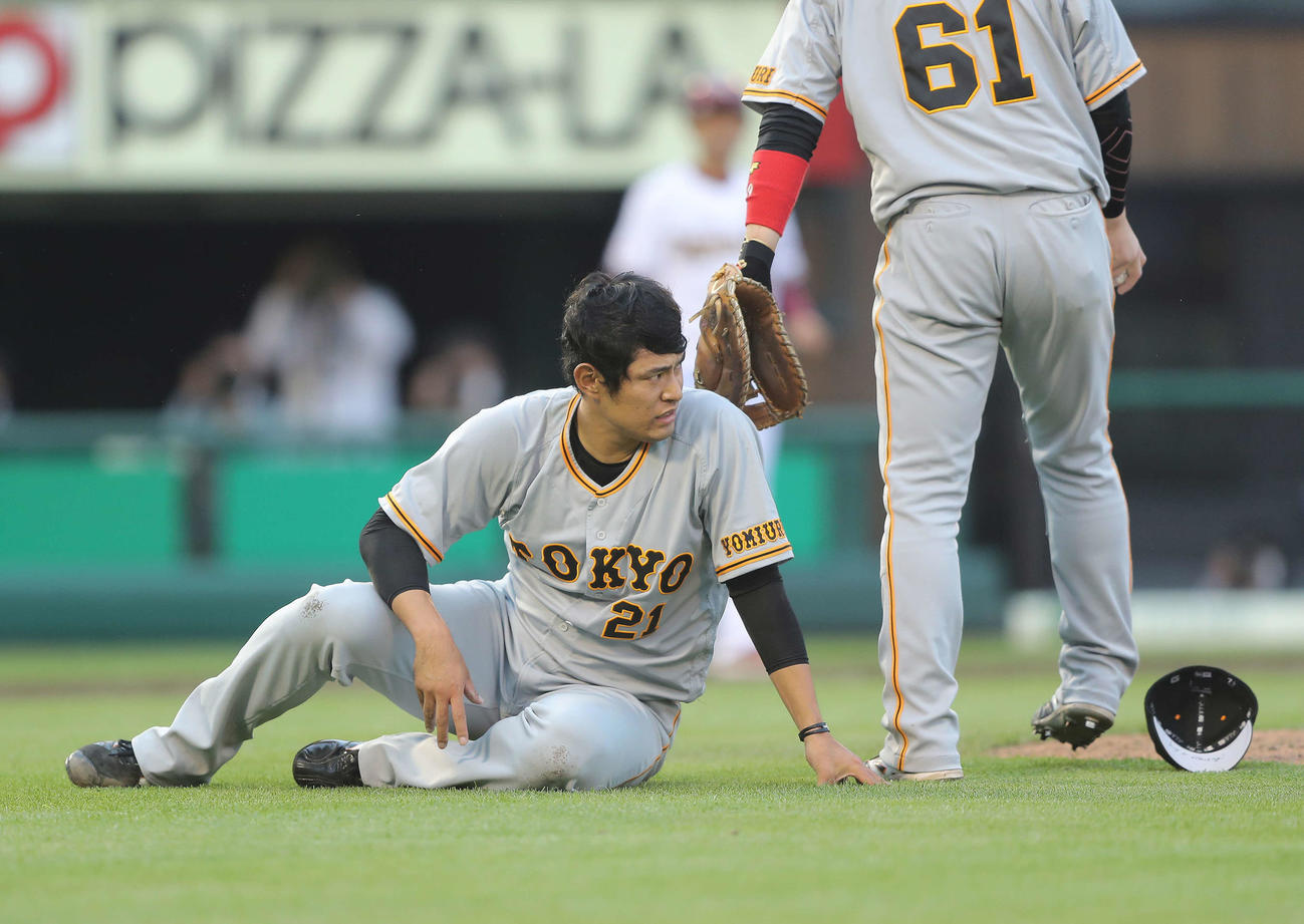 楽天対巨人　8回裏楽天1死満塁、浅村の投前打が当たり、険しい表情で倒れる井納（撮影・河田真司）